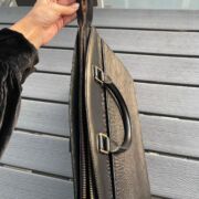 Sac à main Louis Vuitton modèle Riviera en cuir épi noir